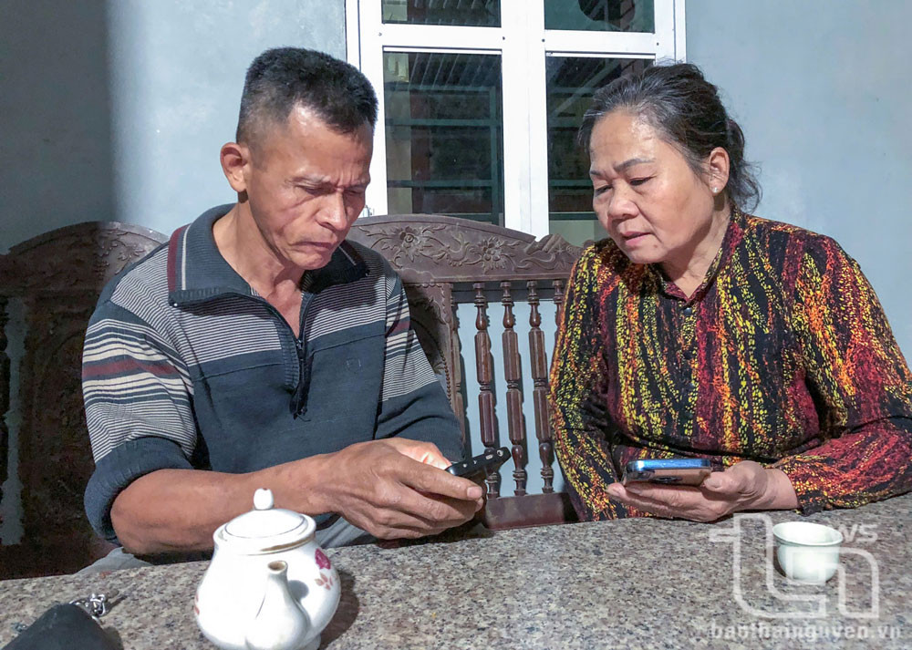 Với uy tín và sự nhiệt tình của mình, bà Phí Thị Hồng Quế, Tổ trưởng Tổ công nghệ số cộng đồng, đã vận động được nhiều người dân sử dụng các ứng dụng số, mang lại nhiều tiện ích.