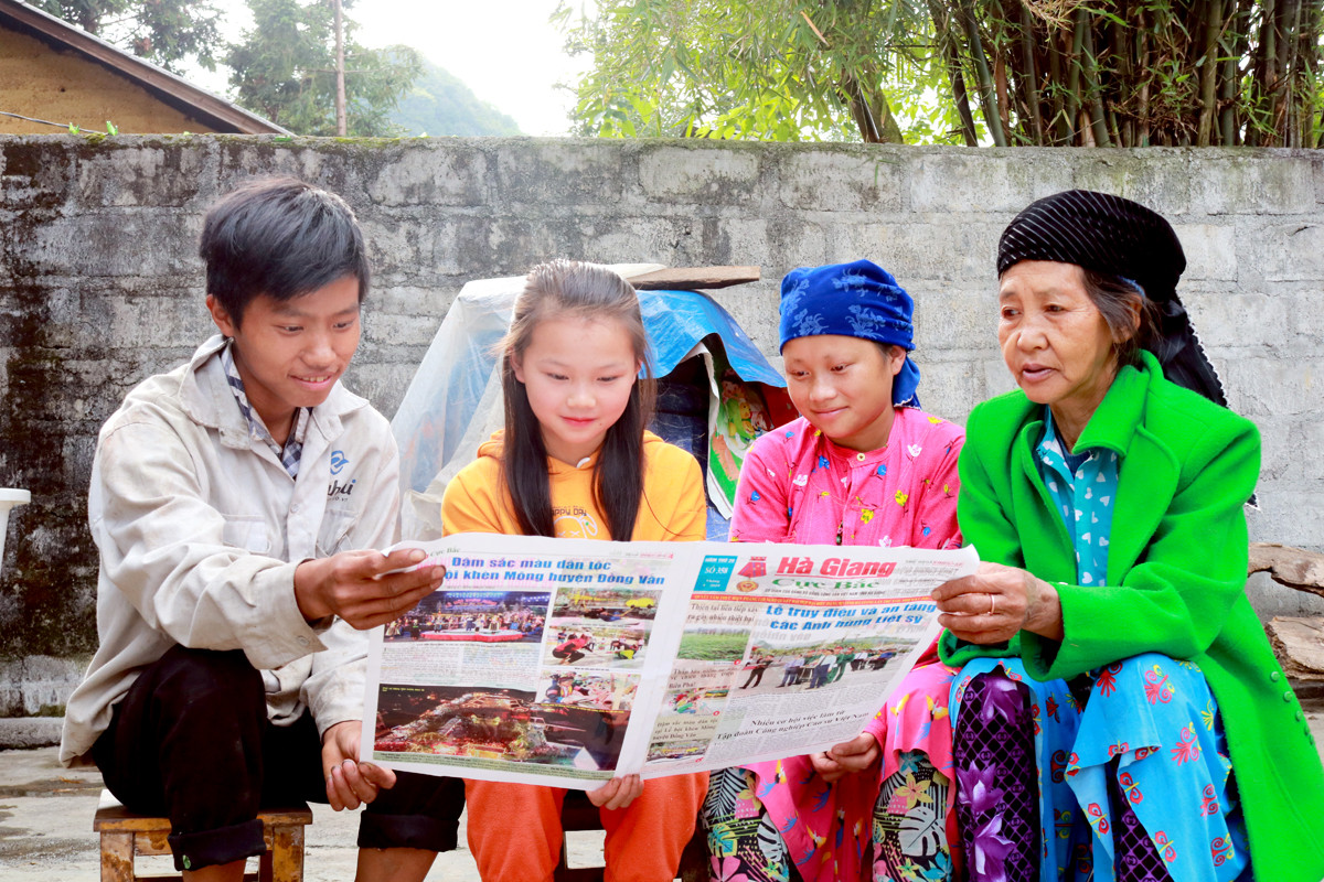 Báo Hà Giang về thôn Má Lầu B, xã Má Lé, góp phần tích cực trong công tác tuyên truyền giảm nghèo.