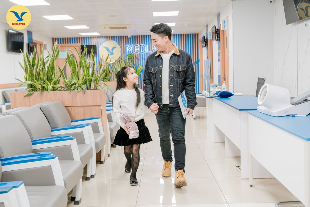 2 nghe si duy nam kham tai medlatec.jpg