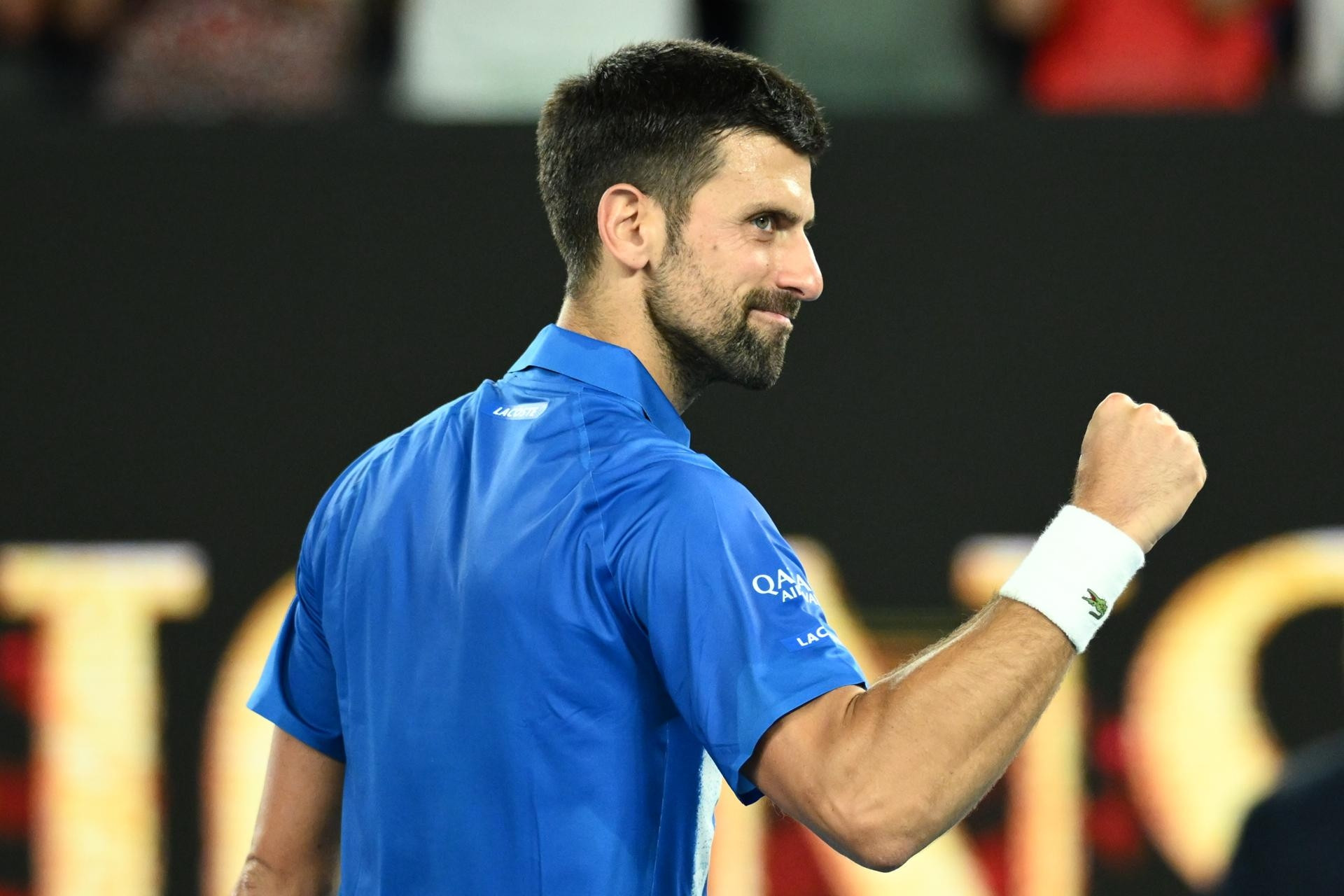 Djokovic xô ngã kỷ lục Federer, thẳng tiến Australian Open