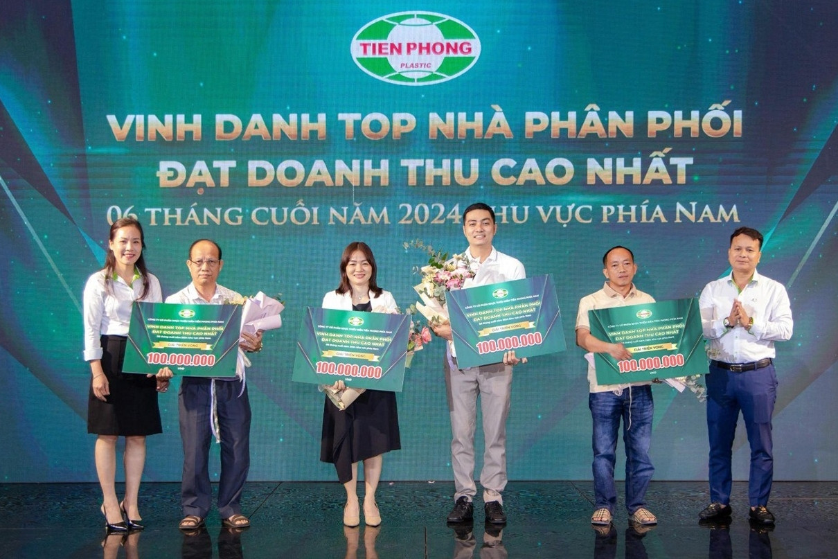 Nhựa Tiền Phong Phía Nam vinh danh các nhà phân phối xuất sắc năm 2024