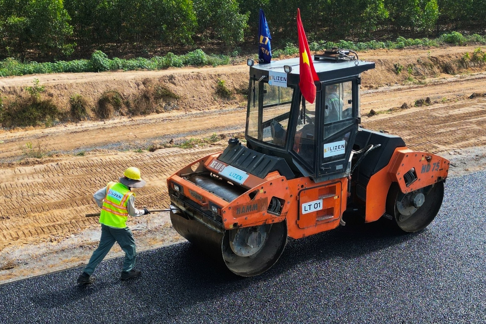 Những mét nhựa đầu tiên được thảm trên cao tốc Biên Hòa - Vũng Tàu qua Đồng Nai