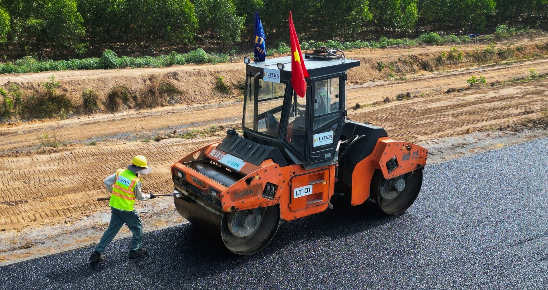 Những mét nhựa đầu tiên được thảm trên cao tốc Biên Hòa - Vũng Tàu qua Đồng Nai