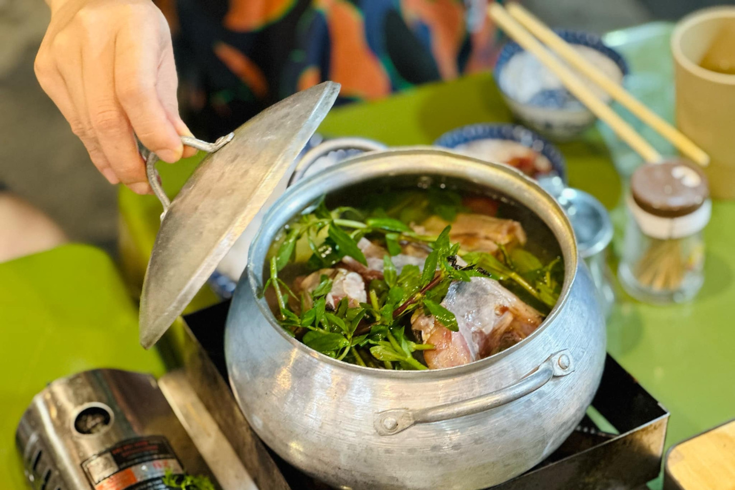 Tết cận kề, bỏ 3 loại nồi, chảo tránh nguy cơ nhiễm chất độc