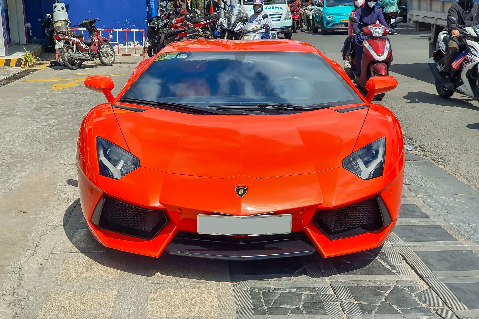 Cận cảnh siêu xe Lamborghini Aventador dừng giữa đường, tài xế nhập viện cấp cứu