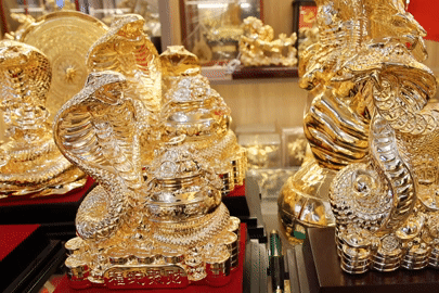 Tượng rắn hổ mang mạ vàng 24K giá hàng chục triệu đồng ‘lên kệ’ đón Tết
