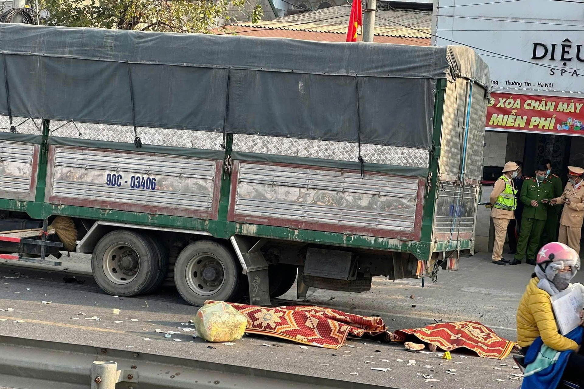 Bản tin trưa 17/1: Hà Nội: 4 người đi trên xe máy đâm vào ô tô, 3 người tử vong