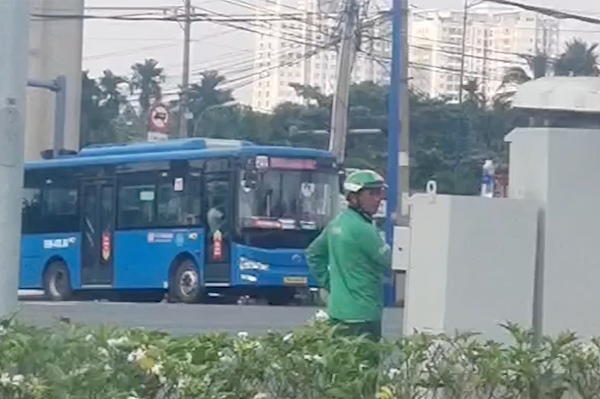 Công an TPHCM điều tra người mặc đồ GrabBike chỉnh đèn giao thông ở Thủ Đức