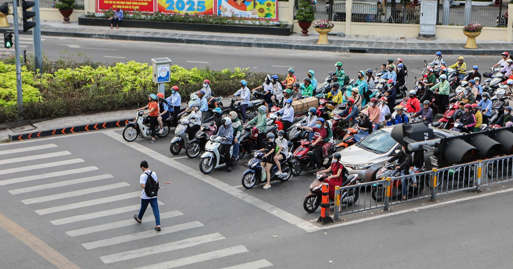 Xe máy dừng 'thẳng như kẻ chỉ' chờ đèn đỏ ở TPHCM