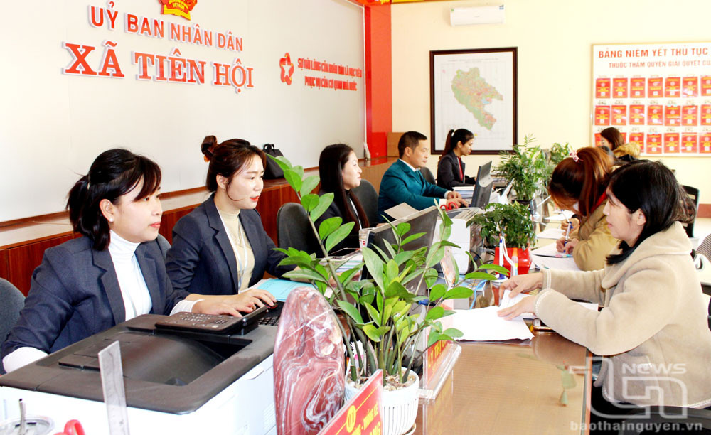 Người dân đến làm thủ tục hành chính tại Bộ phận tiếp nhận và trả kết quả giải quyết thủ tục hành chính của xã Tiên Hội (Đại Từ).