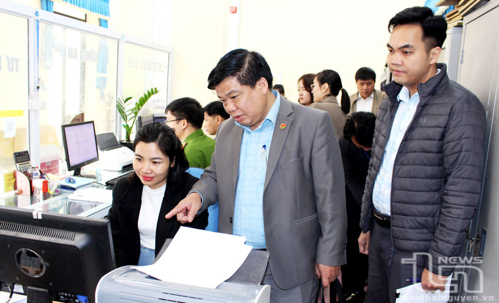 Đoàn công tác của tỉnh kiểm tra công tác cải cách hành chính ở xã Cúc Đường (Võ Nhai).