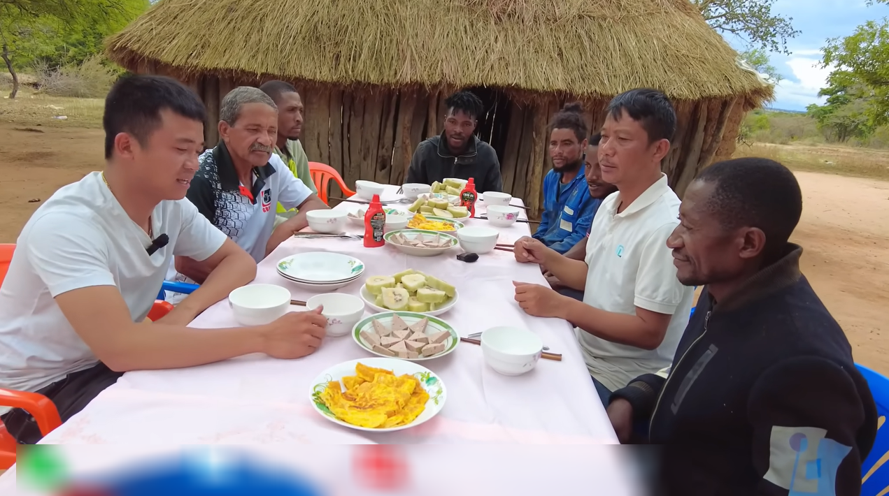 nguoi chau Phi an banh tet Viet Nam.png