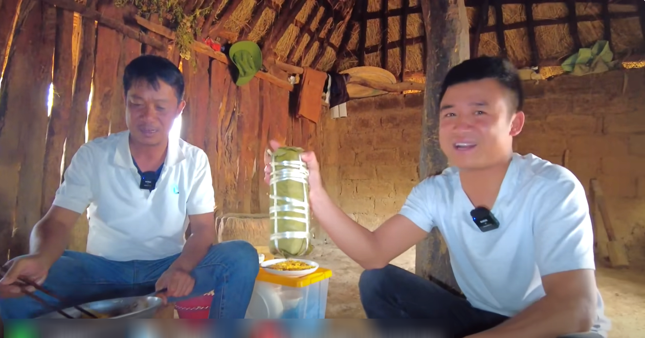 nguoi chau Phi an banh tet Viet Nam 2.png