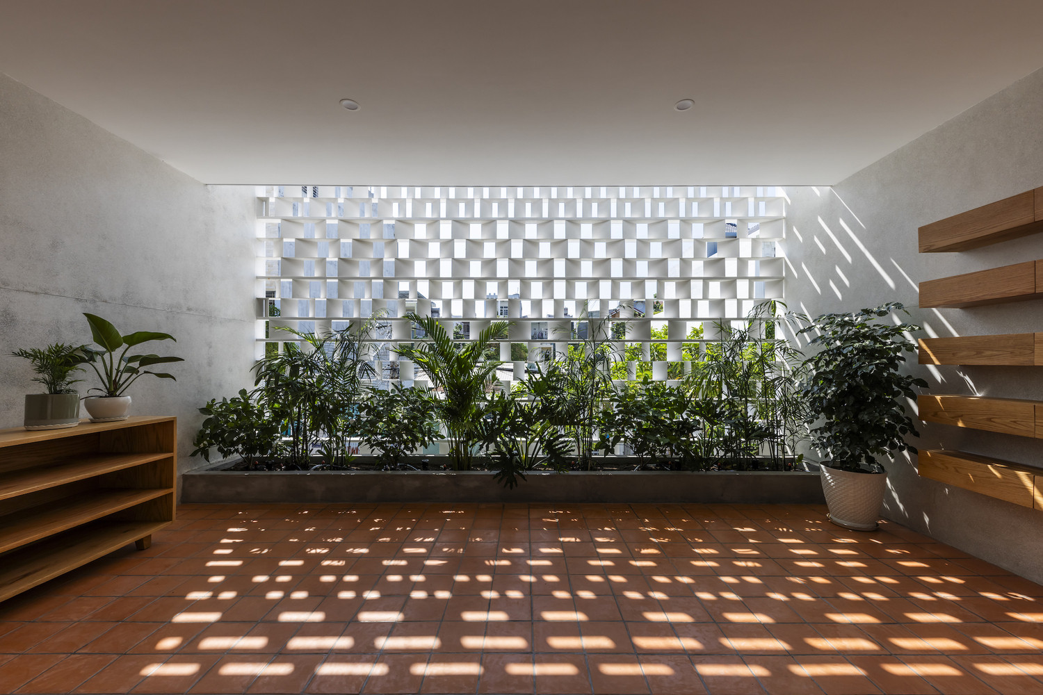 Hệ lam che nắng được tạo ra từ các tấm thép có nhiều góc độ khác nhau, xếp chồng lên nhau, tạo nên những họa tiết bóng đổ đa dạng theo từng thời điểm trong ngày.