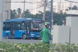 Xác minh người mặc đồ GrabBike chỉnh tín hiệu đèn giao thông ở TPHCM