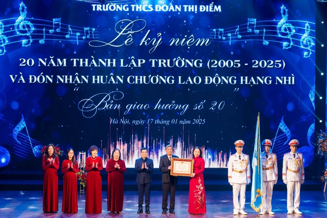 Trường THCS Đoàn Thị Điểm đón nhận Huân chương Lao động Hạng Nhì