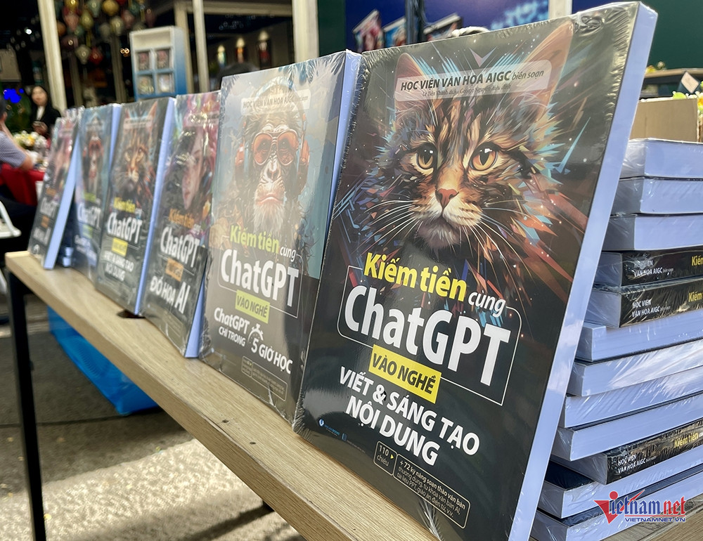W-Bộ sách Kiếm tiền cùng ChatGPT gồm có 3 tựa. Ảnh Minh Ngô.jpg