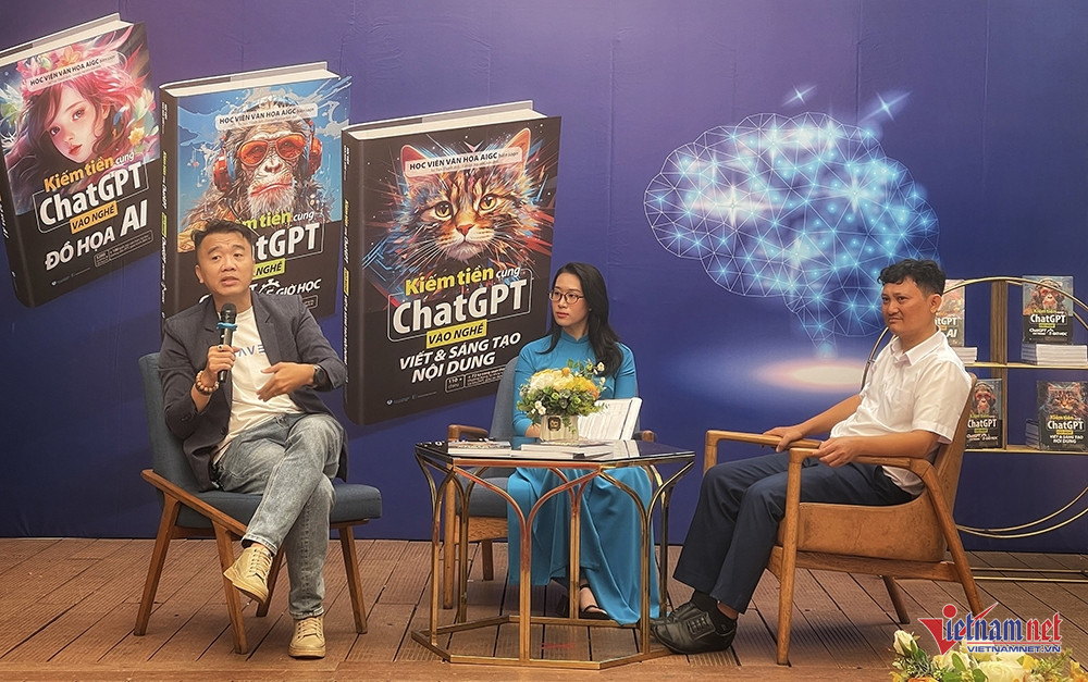 W-Ông George Nguyễn (bìa trái) đánh giá 3 ấn phẩm này có thiết kế minh họa công phu, tỉ mỉ đến từng chi tiết. Ảnh Minh Ngô.jpg