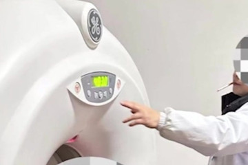 Bác sĩ vừa hút thuốc vừa khám bệnh gây xôn xao cộng đồng mạng