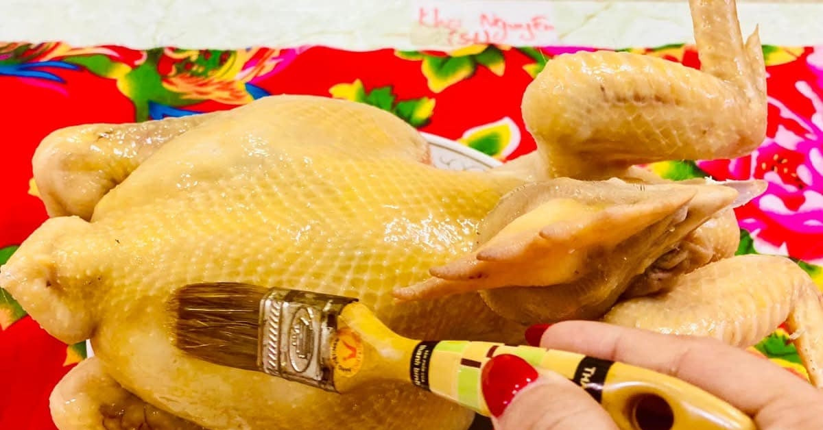Cách luộc gà cúng ông Công ông Táo vàng ươm, không bị thâm cổ