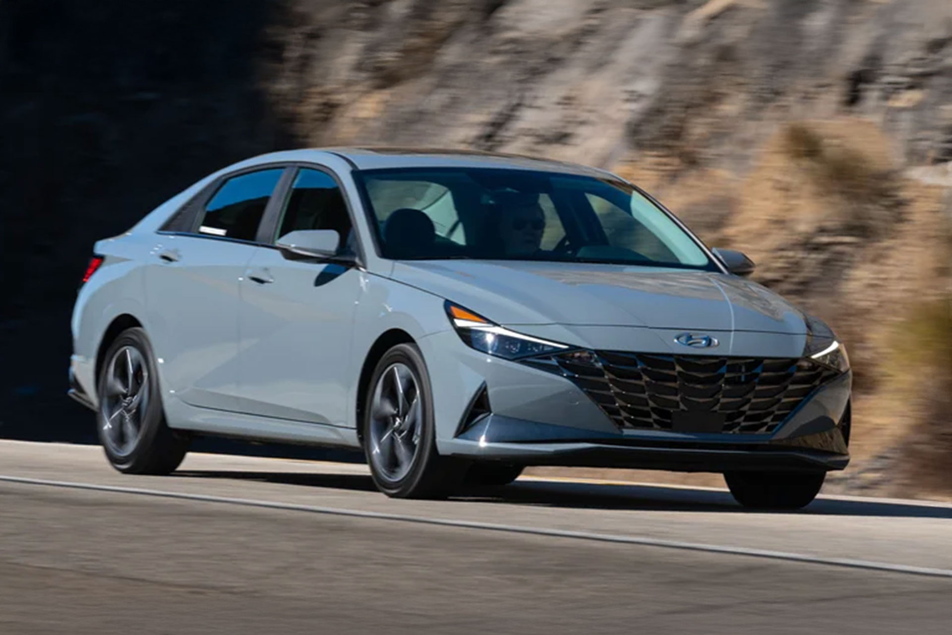 Hyundai Elantra 2023 1.jpg