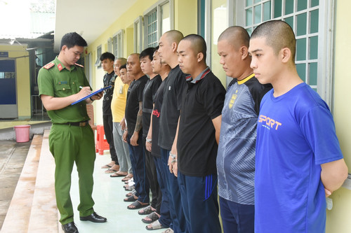 Khởi tố chủ quán phở và 12 người vụ đốt pháo hoa, nhảy múa trên QL1