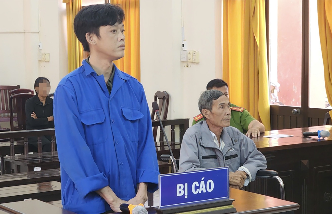 Cha cất giữ súng ‘làm kỷ niệm’, con mang ra dọa vợ không được ly hôn
