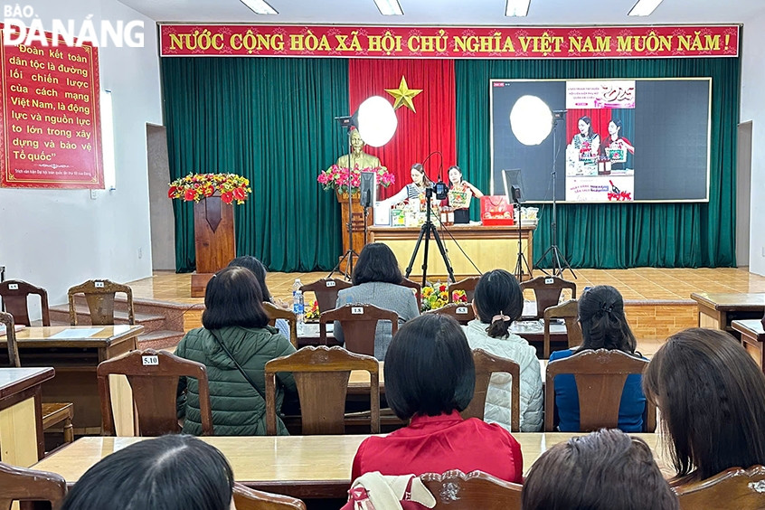 Hỗ trợ phụ nữ bán hàng trên mạng xã hội