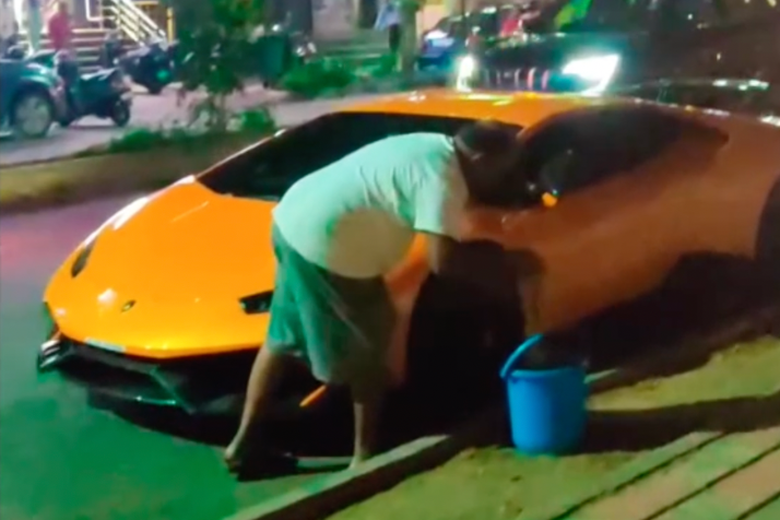 Người đàn ông gây xôn xao vì rửa siêu xe Lamborghini Huracan bằng giẻ lau