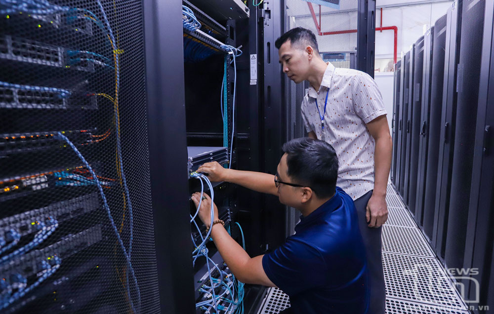 Với 5G, các trung tâm dữ liệu có thể thay thế hệ thống cáp rườm rà, vốn có thể gây chi phí đầu tư ban đầu lớn và dễ phát sinh chi phí khi mở rộng sản xuất hoặc khi triển khai thiết bị mới.