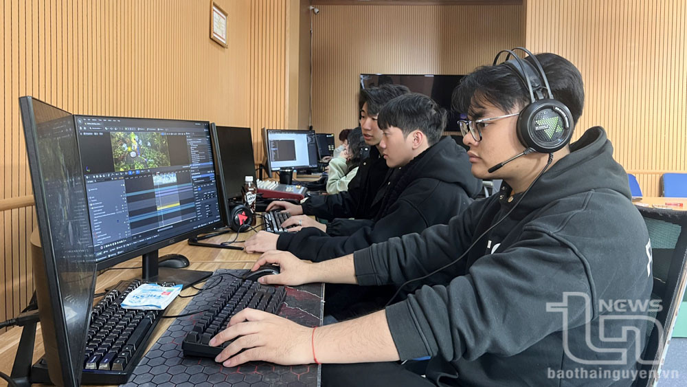 Sinh viên Trường Đại học Công nghệ thông tin và Truyền thông (Đại học Thái Nguyên) tại phòng sản xuất phim và các sản phẩm game mô phỏng thực tế ảo.
