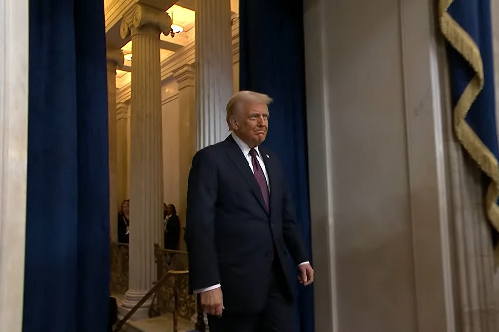 Trump tiến vào buổi lễ.jpg