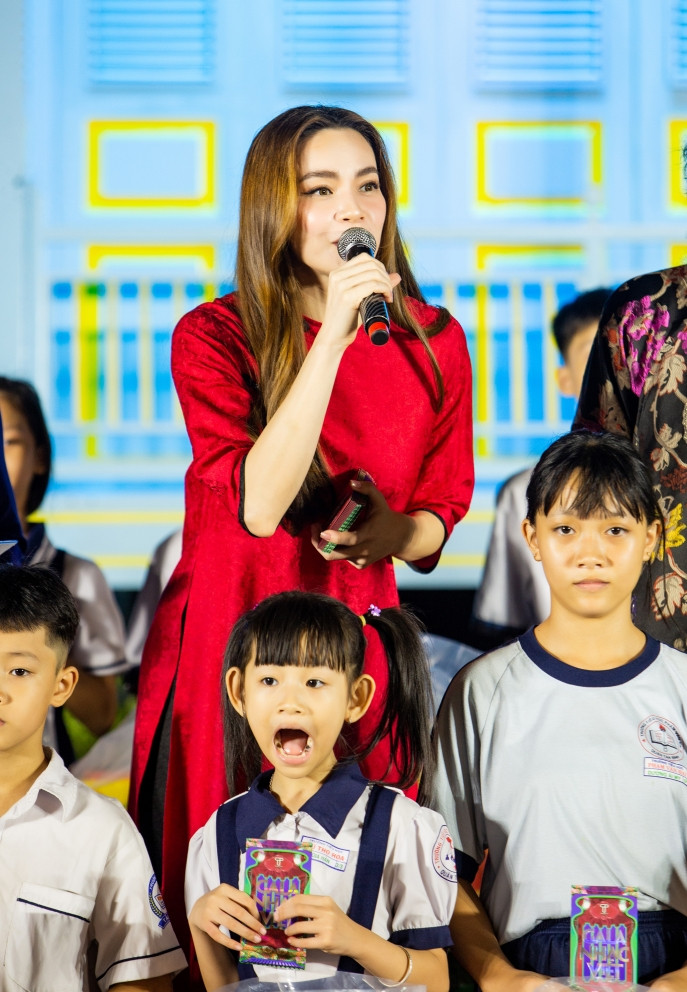 batch_CAC NGHE SY TRAO QUA CHO TRE EM (12).jpg