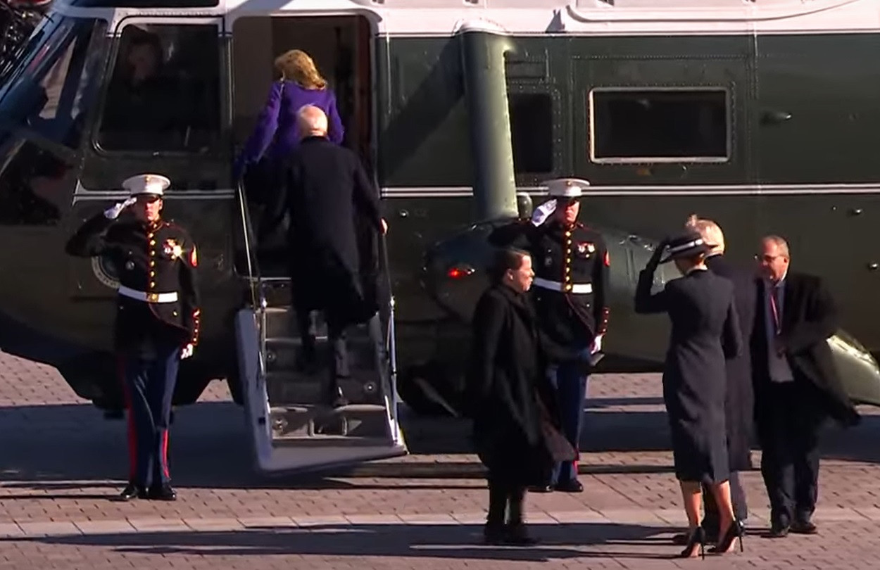Biden rời đi.jpg