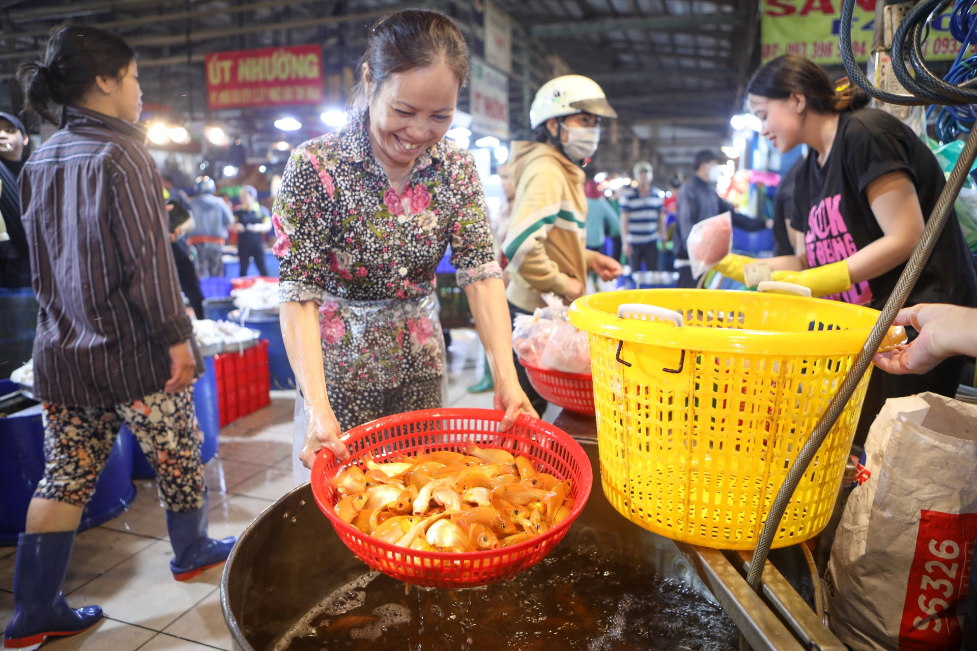 Chợ cá chép TPHCM sôi động trước ngày tiễn ông Công, ông Táo chầu trời