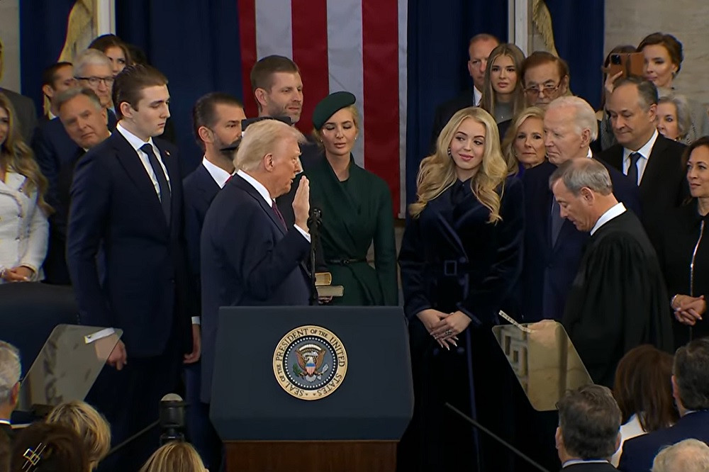 Trump tuyên thệ 2.jpg