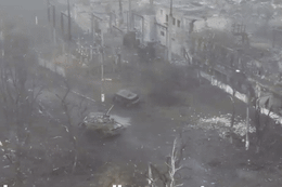 Video xe tăng Ukraine giao tranh tầm gần với binh sĩ Nga bên trong Toretsk
