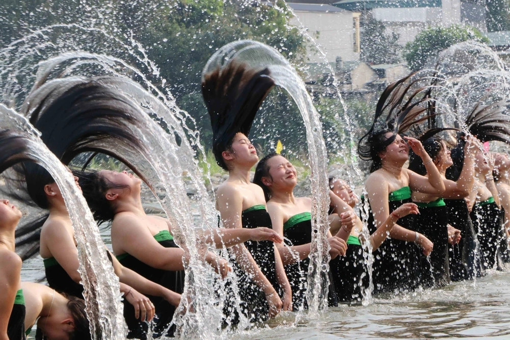 Gội đầu vào 30 Tết là nghi lễ của dân tộc nào?