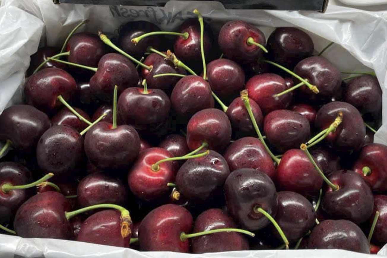 Đắt đỏ chưa từng thấy, 2 triệu đồng/kg cherry vẫn ‘cháy hàng’ ở chợ Tết Ất Tỵ