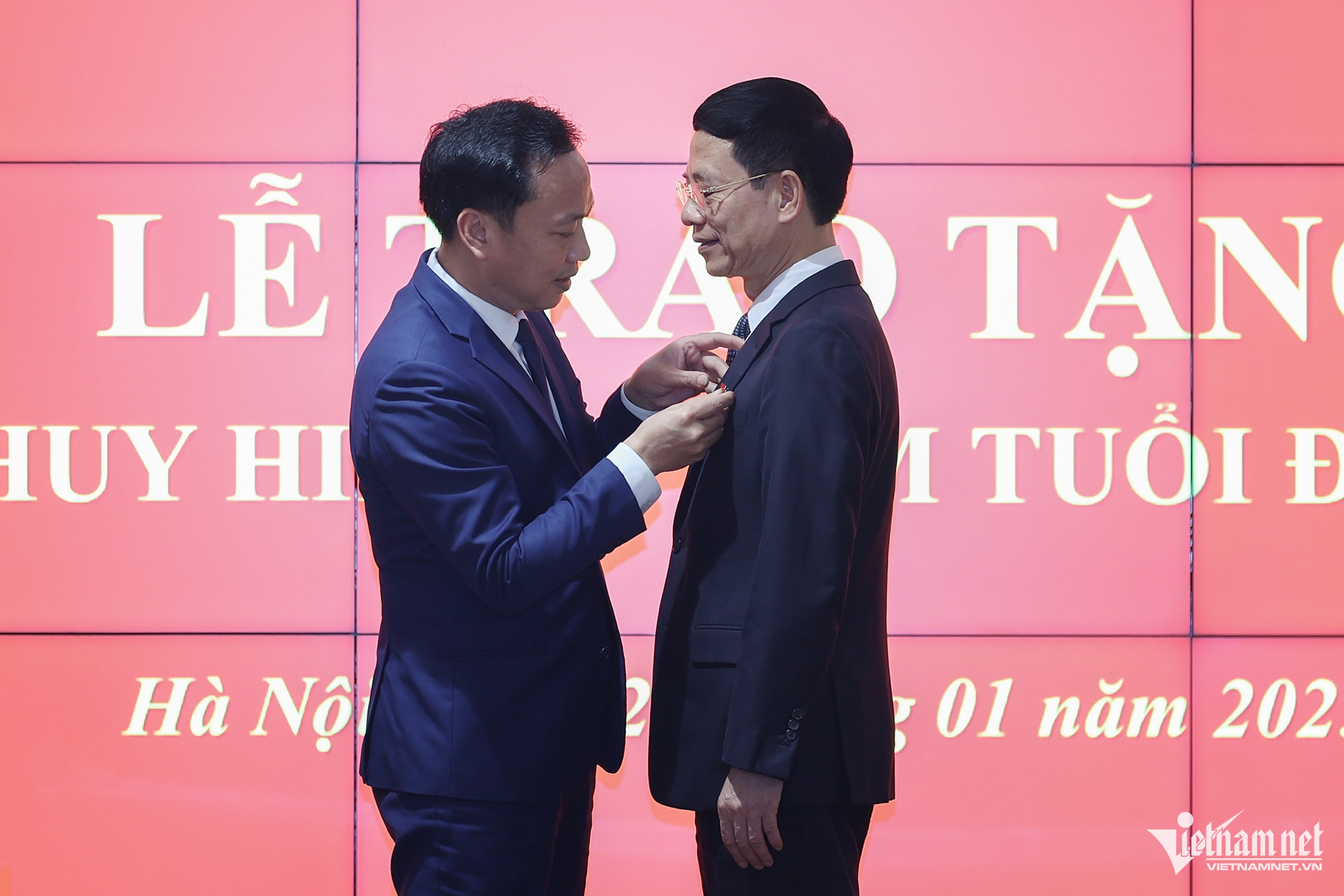 W-BT Hung 40 nam tuoi Dang 1.jpg