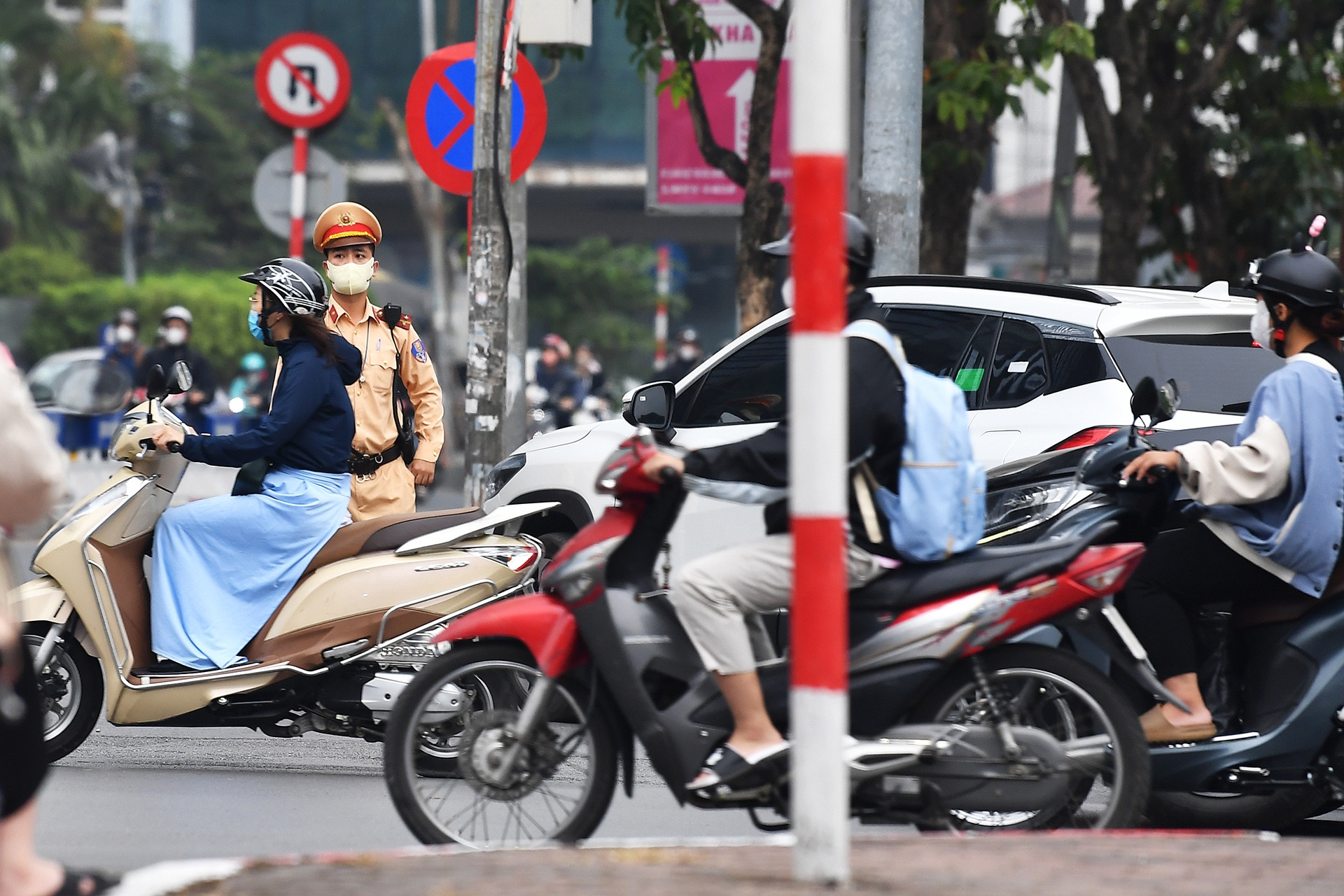 Bộ Công an thông tin về trường hợp vượt đèn đỏ để nhường đường cho xe cấp cứu