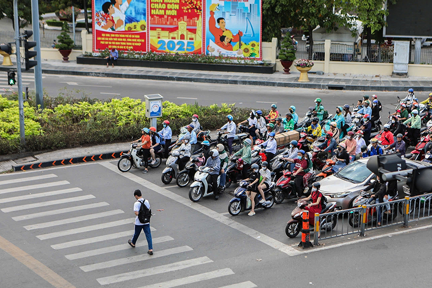 Người dân ‘sợ’ đèn tín hiệu giao thông, CSGT TPHCM thêm hướng dẫn