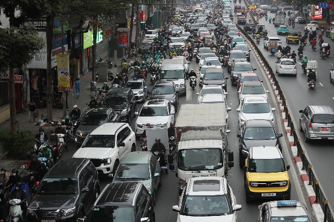 Cận Tết Nguyên đán, dòng ô tô 'bao vây' xe máy trên đường phố Hà Nội