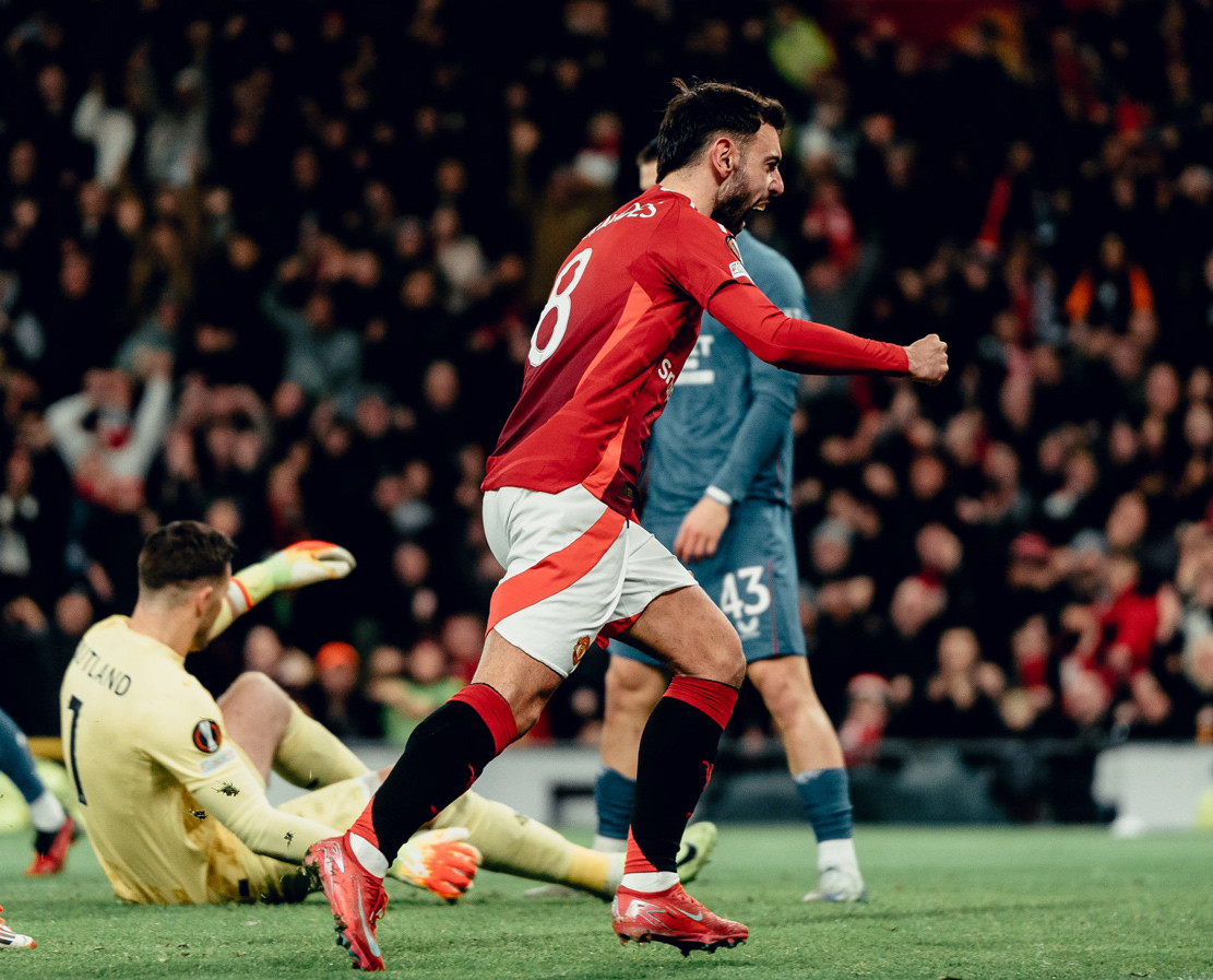 MU thắng nghẹt thở phút bù giờ GiAgeViWUAAgw3l.jpg