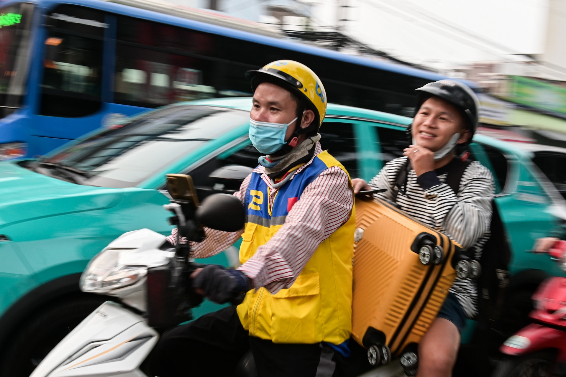 Hết ngày làm việc cuối năm, người và xe nhộn nhịp rời TPHCM về quê ăn Tết