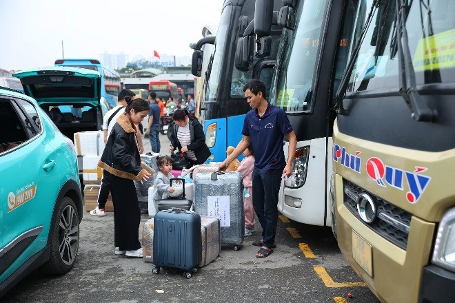 'Nhồi nhét' khách, tài xế có thể bị phạt đến 75 triệu đồng