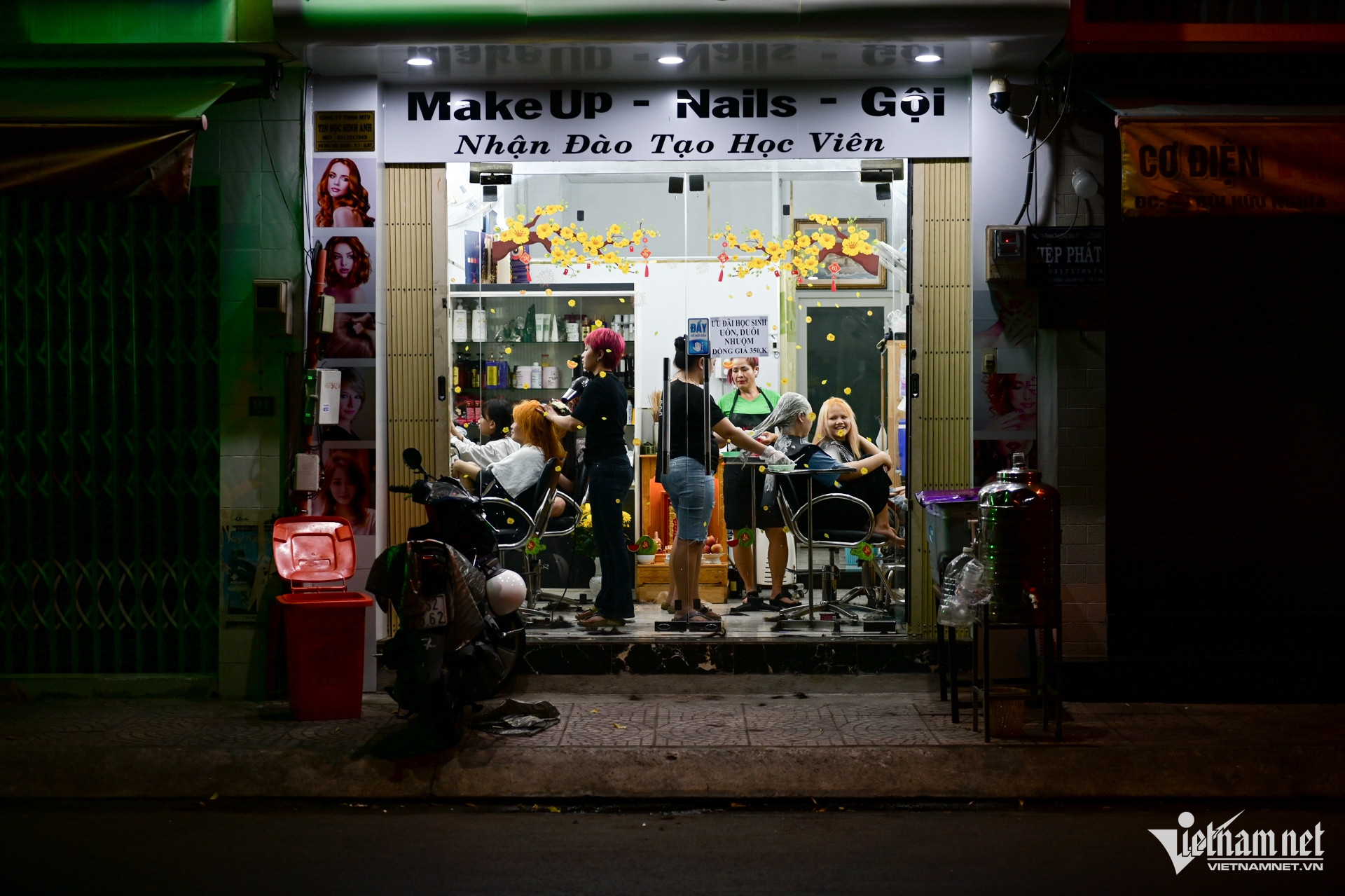 W-tết nguyễn huế.jpg