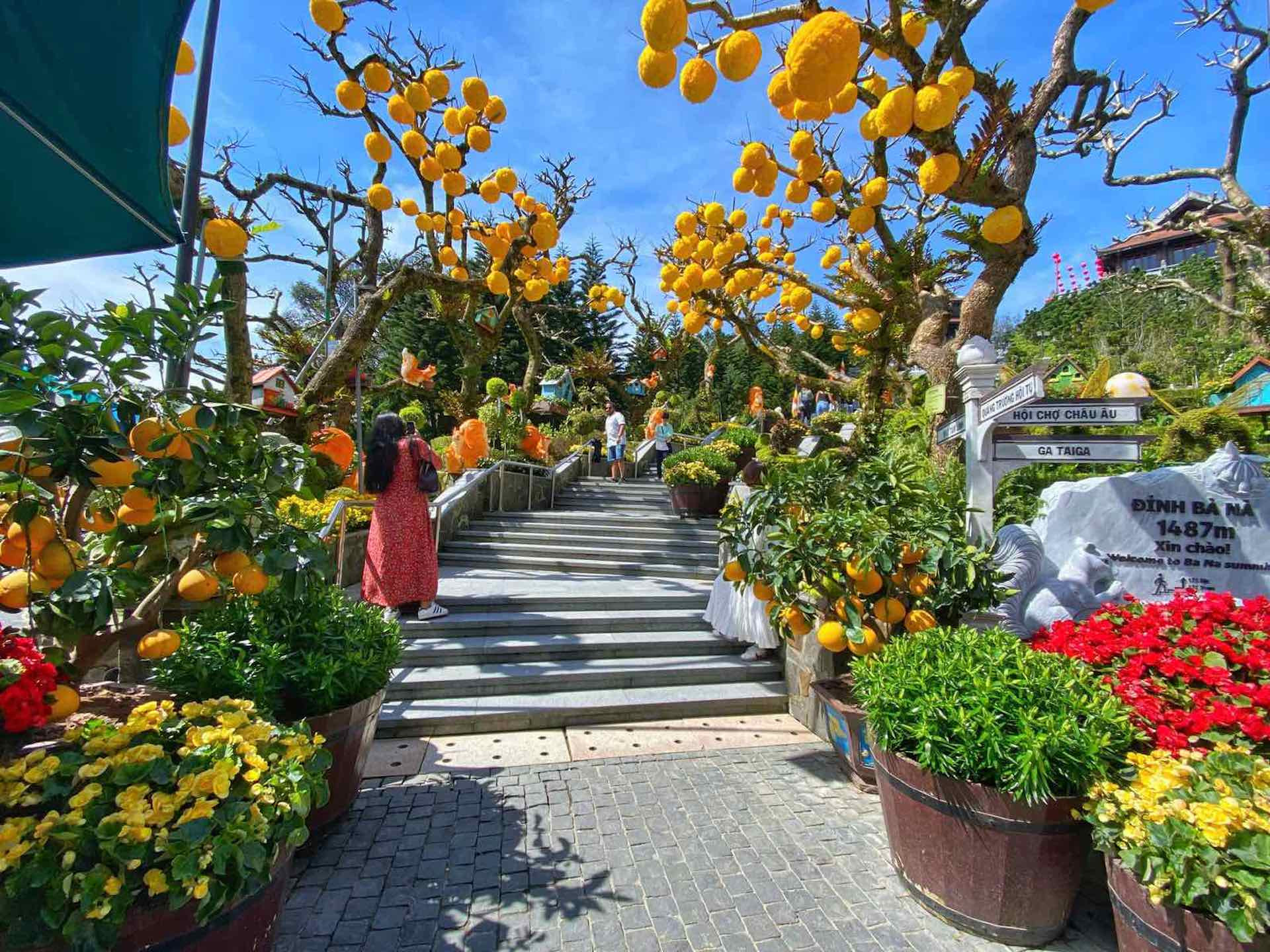 Ảnh 5 Đường lên khu tâm linh được trang hoàng rực rỡ.jpg