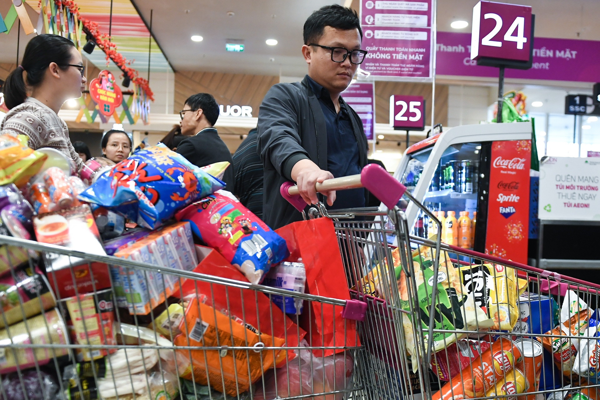 Chen nhau sắm tết tại Hà Nội, vợ chồng tung 'chiến thuật' để mua hàng nhanh