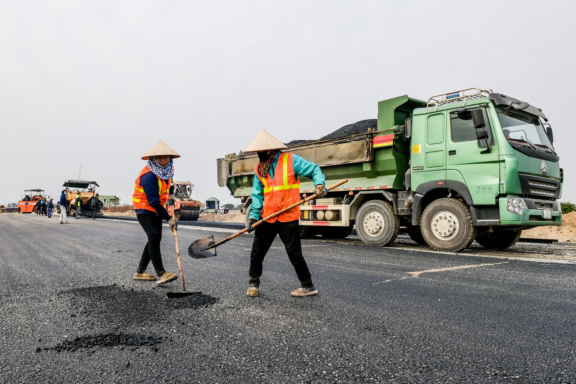 Nhộn nhịp thi công 2 tuyến đường gần 8.000 tỷ ở Nam Định ngày cận Tết